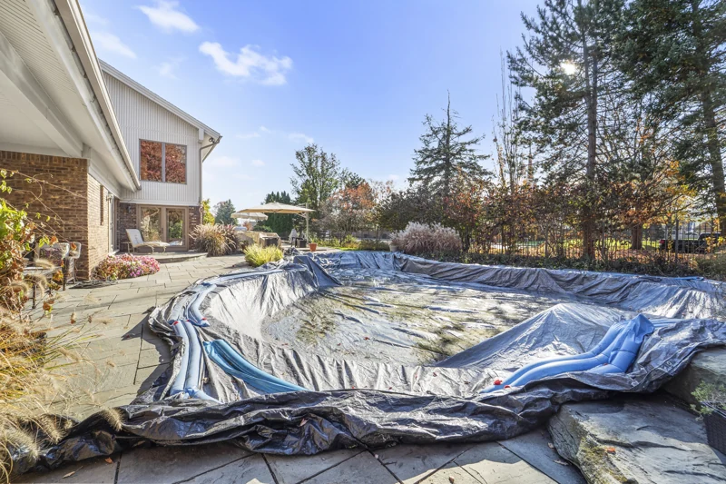 Seasonally covered pool